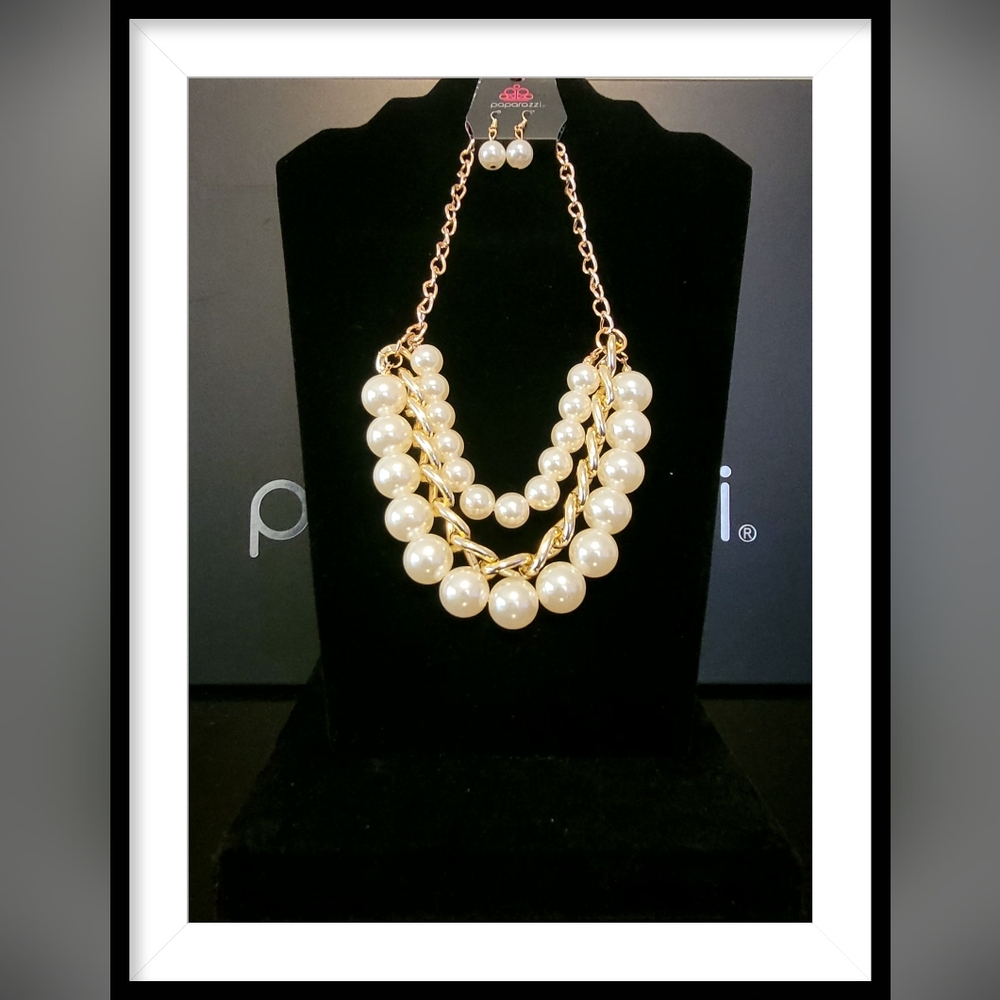 Paparazzi Jewelry Empire State Empress Necklace and Earring Set!